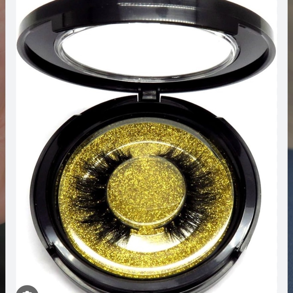 Dazzling Gold Lashes